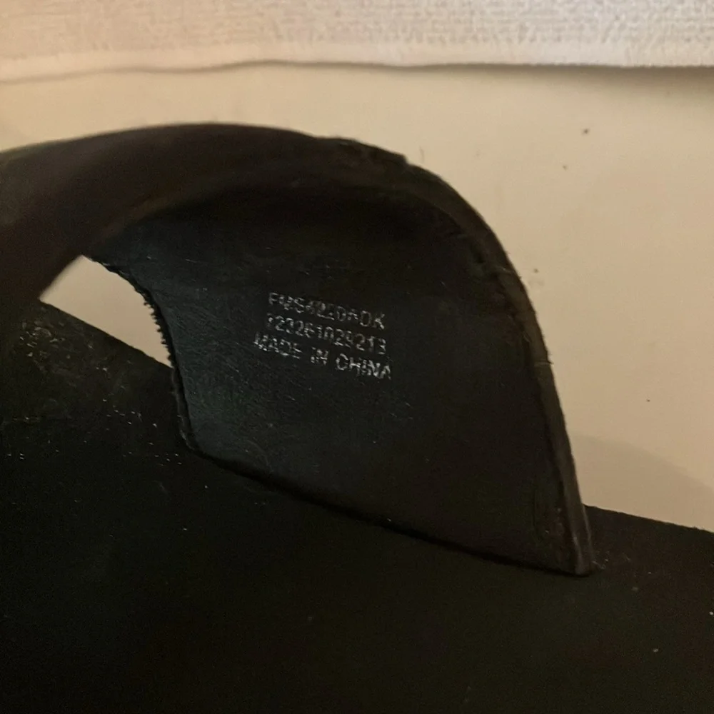 Dockers Black Men’s Faux Leather Slide Sandal Measures 11.5” as no size shown.